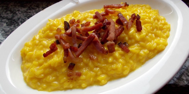 Risotto giallo con crescenza e speck croccante